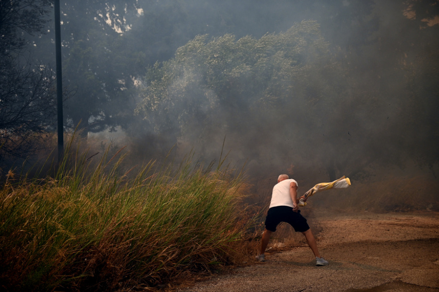 Η τιτάνια μάχη πυροσβεστών και εθελοντών στα πύρινα μέτωπα - Βοηθούν μέχρι και με κουβάδες, δείτε φωτογραφίες