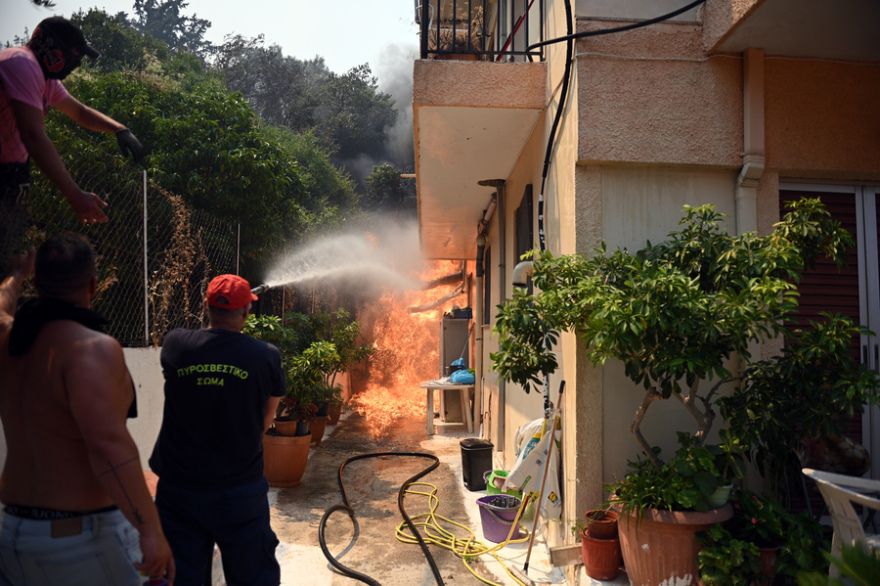 Η τιτάνια μάχη πυροσβεστών και εθελοντών στα πύρινα μέτωπα - Βοηθούν μέχρι και με κουβάδες, δείτε φωτογραφίες