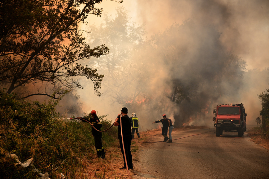 Η τιτάνια μάχη πυροσβεστών και εθελοντών στα πύρινα μέτωπα - Βοηθούν μέχρι και με κουβάδες, δείτε φωτογραφίες
