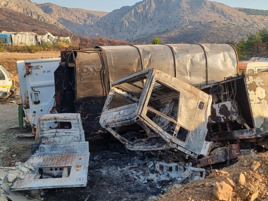 Εικόνες καταστροφής από τη φωτιά σε δυτική Ελλάδα και Χίο – Στάχτη έγιναν σπίτια, αυτοκίνητα, επιχειρήσεις και δάση