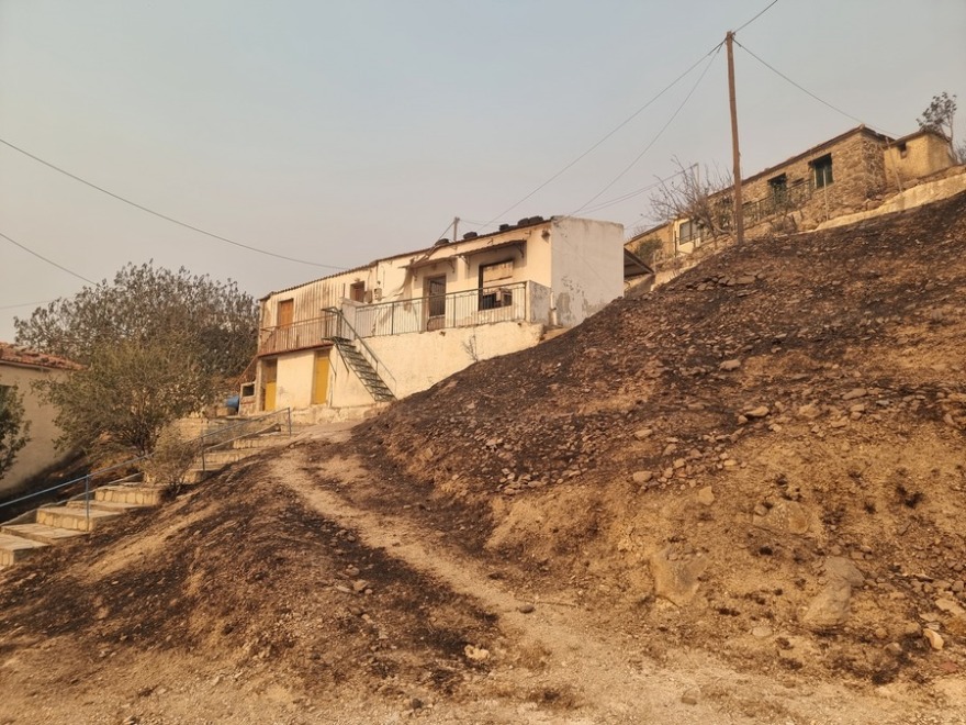 Εικόνες καταστροφής από τη φωτιά σε δυτική Ελλάδα και Χίο – Στάχτη έγιναν σπίτια, αυτοκίνητα, επιχειρήσεις και δάση