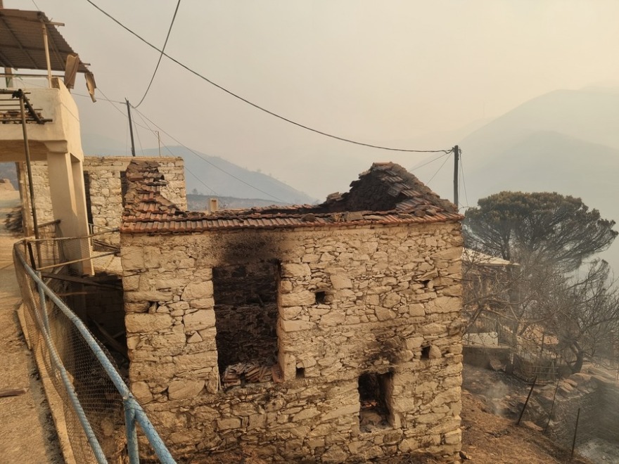 Εικόνες καταστροφής από τη φωτιά σε δυτική Ελλάδα και Χίο – Στάχτη έγιναν σπίτια, αυτοκίνητα, επιχειρήσεις και δάση