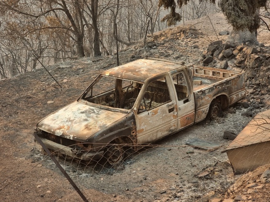 Εικόνες καταστροφής από τη φωτιά σε δυτική Ελλάδα και Χίο – Στάχτη έγιναν σπίτια, αυτοκίνητα, επιχειρήσεις και δάση