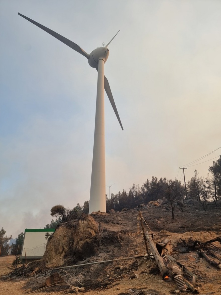 Εικόνες καταστροφής από τη φωτιά σε δυτική Ελλάδα και Χίο – Στάχτη έγιναν σπίτια, αυτοκίνητα, επιχειρήσεις και δάση