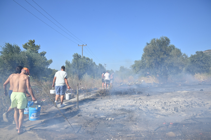 Η τιτάνια μάχη πυροσβεστών και εθελοντών στα πύρινα μέτωπα - Βοηθούν μέχρι και με κουβάδες, δείτε φωτογραφίες