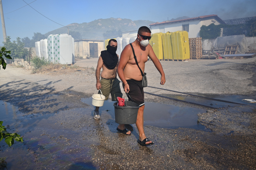Η τιτάνια μάχη πυροσβεστών και εθελοντών στα πύρινα μέτωπα - Βοηθούν μέχρι και με κουβάδες, δείτε φωτογραφίες