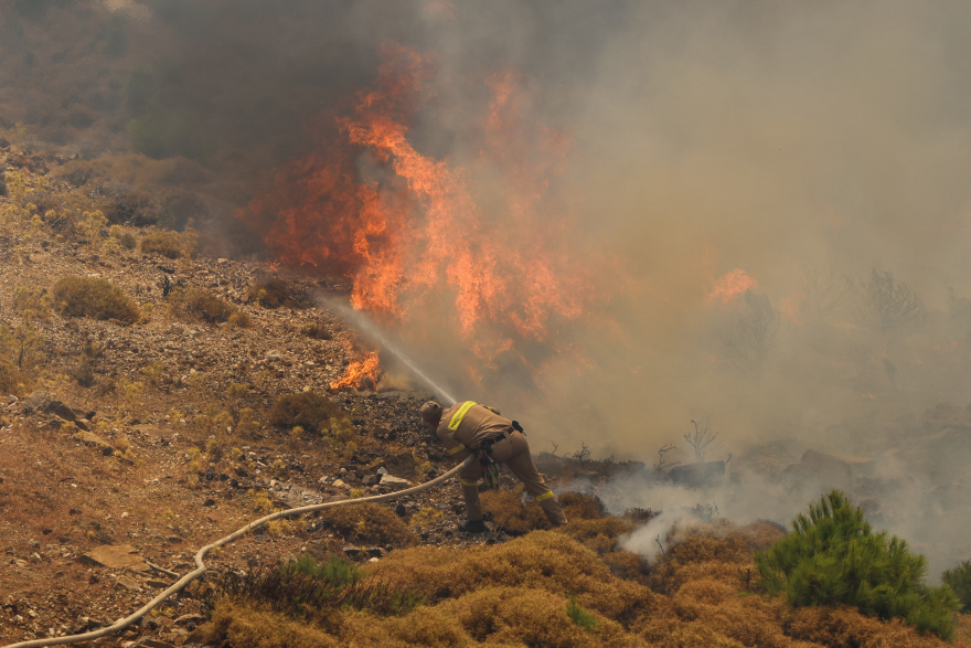 Η τιτάνια μάχη πυροσβεστών και εθελοντών στα πύρινα μέτωπα - Βοηθούν μέχρι και με κουβάδες, δείτε φωτογραφίες