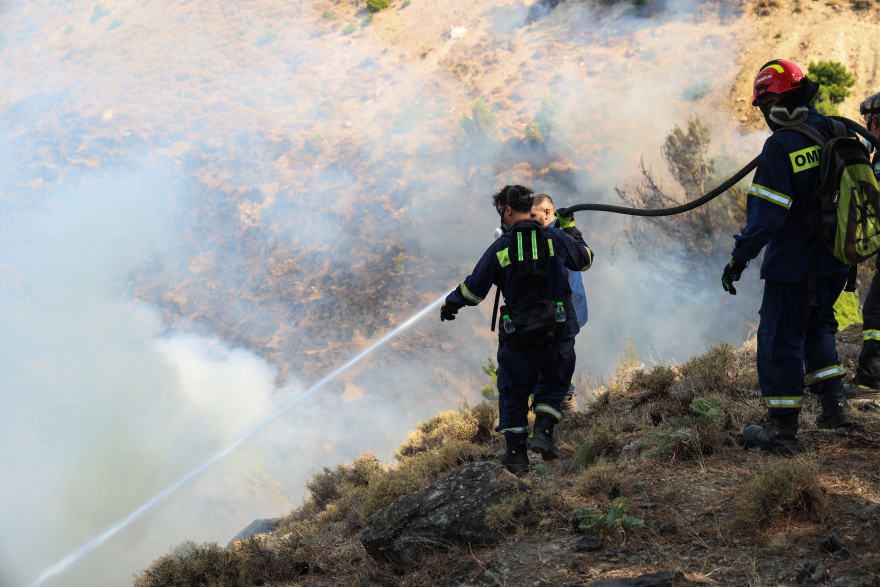 Η τιτάνια μάχη πυροσβεστών και εθελοντών στα πύρινα μέτωπα - Βοηθούν μέχρι και με κουβάδες, δείτε φωτογραφίες