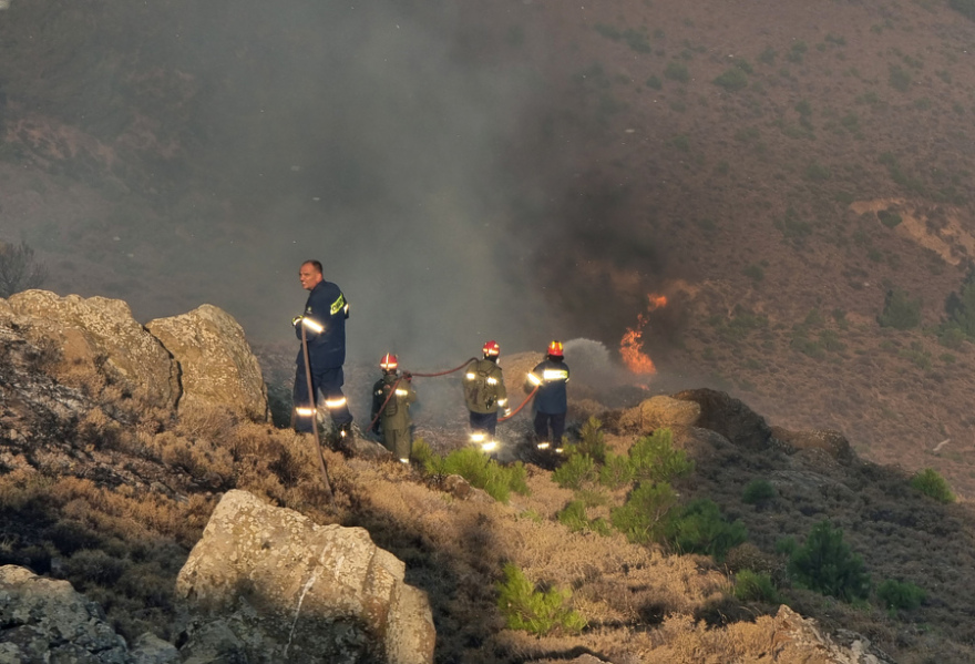 Η τιτάνια μάχη πυροσβεστών και εθελοντών στα πύρινα μέτωπα - Βοηθούν μέχρι και με κουβάδες, δείτε φωτογραφίες