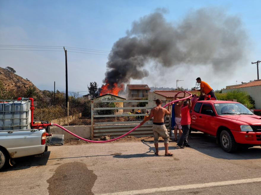 Η τιτάνια μάχη πυροσβεστών και εθελοντών στα πύρινα μέτωπα - Βοηθούν μέχρι και με κουβάδες, δείτε φωτογραφίες