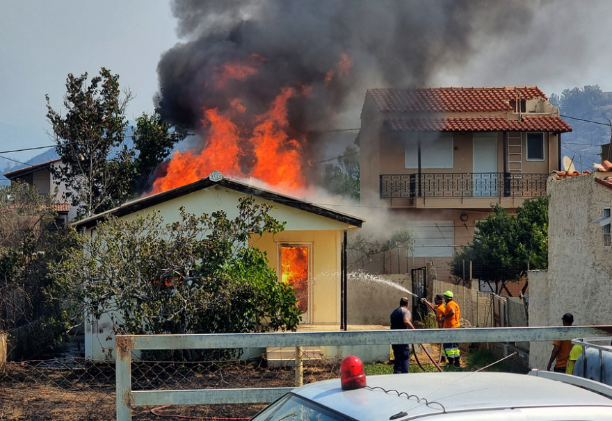 Η τιτάνια μάχη πυροσβεστών και εθελοντών στα πύρινα μέτωπα - Βοηθούν μέχρι και με κουβάδες, δείτε φωτογραφίες