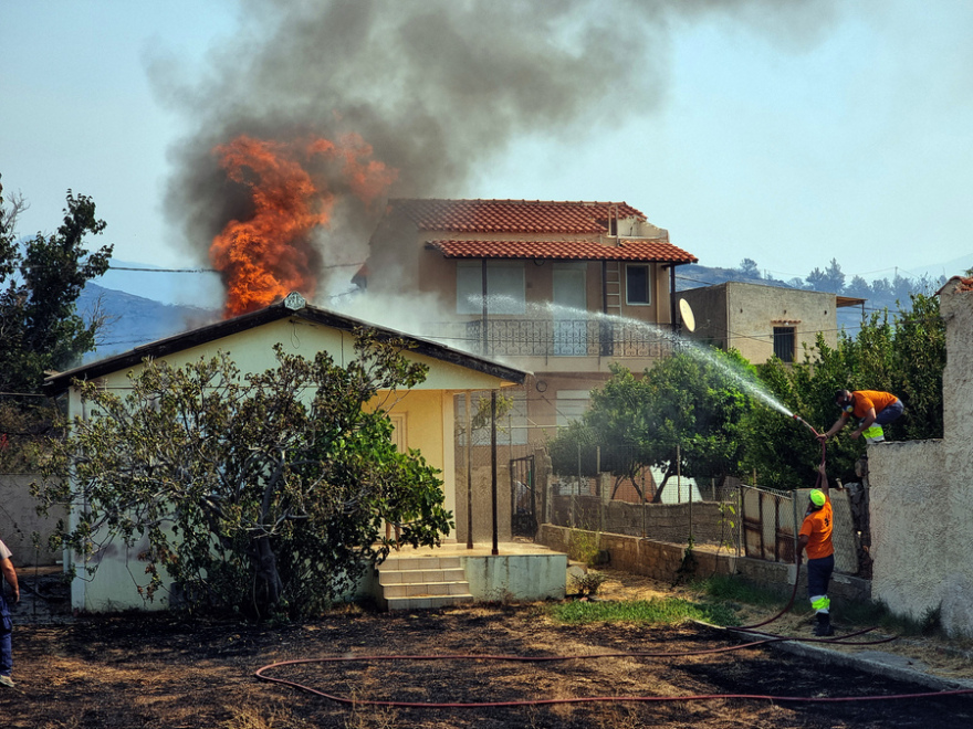 Η τιτάνια μάχη πυροσβεστών και εθελοντών στα πύρινα μέτωπα - Βοηθούν μέχρι και με κουβάδες, δείτε φωτογραφίες