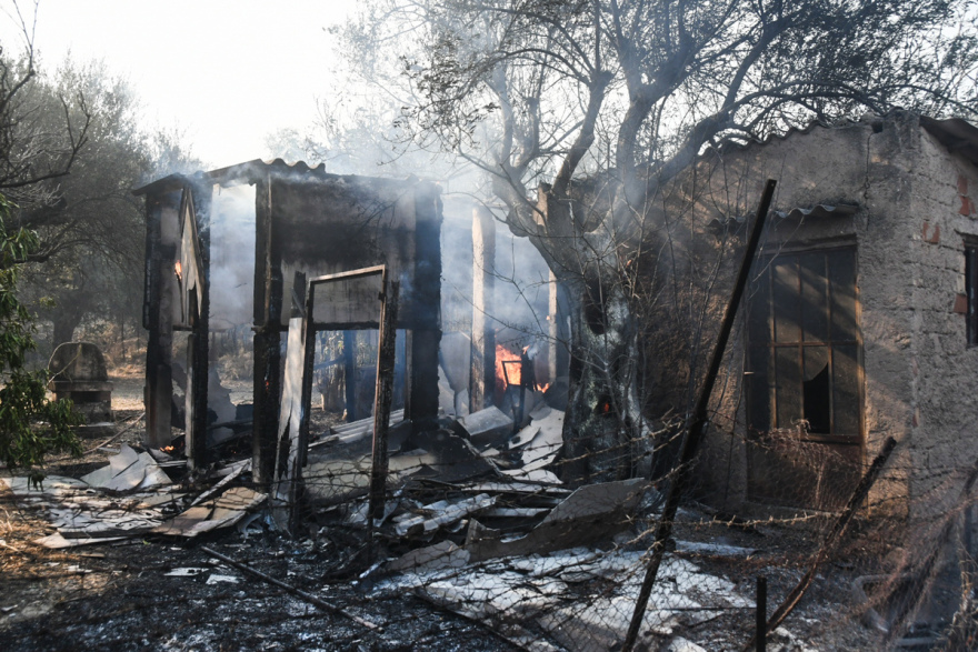 Μετά από 48 ώρες στις φλόγες, η Αχαΐα μετράει τις πληγές της - Δείτε φωτογραφίες και βίντεο