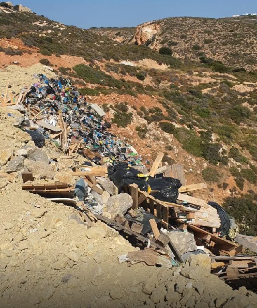 Μήλος: 17 οι συλλήψεις μετά την καταγγελία κατά του προσωπικού καθαριότητας για ρύπανση - Δείτε φωτογραφίες από την παράνομη χωματερή