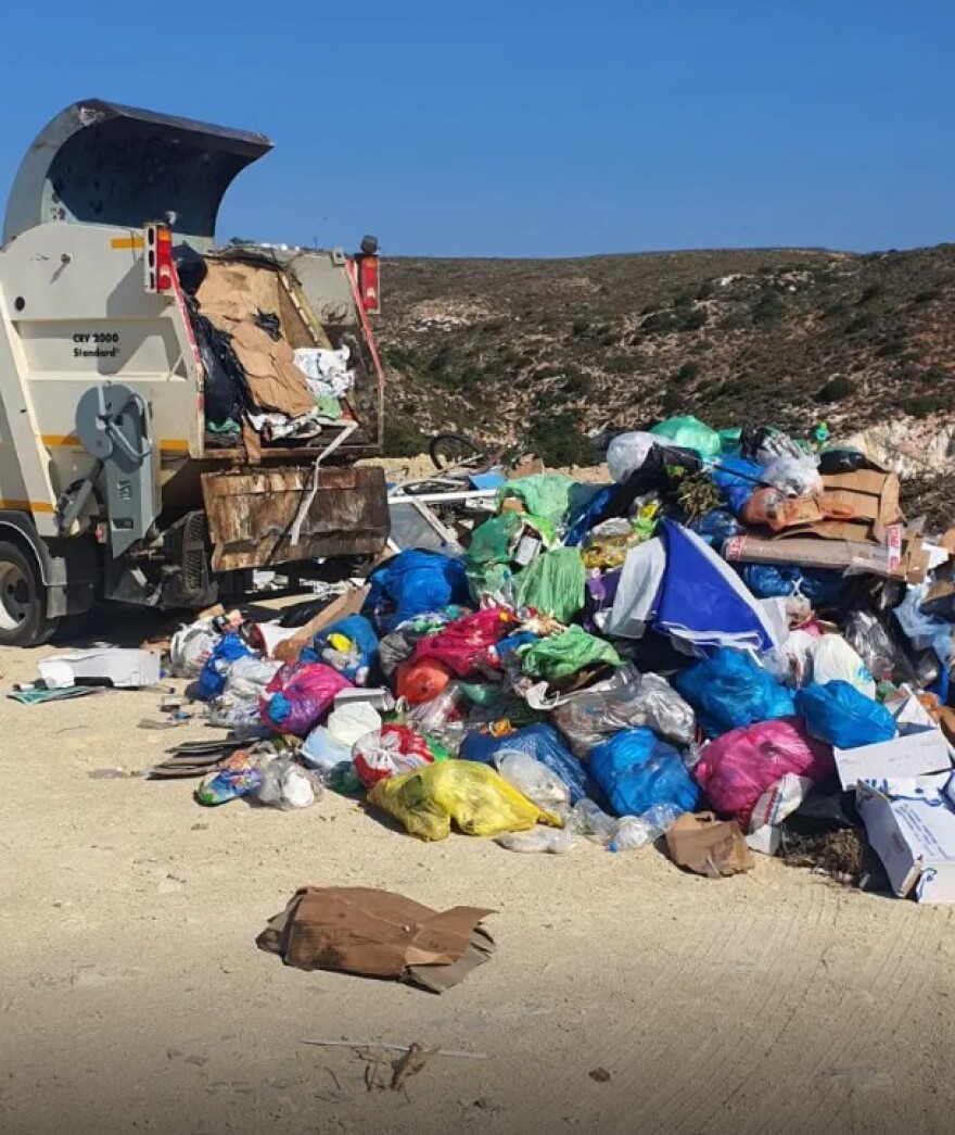Μήλος: 17 οι συλλήψεις μετά την καταγγελία κατά του προσωπικού καθαριότητας για ρύπανση - Δείτε φωτογραφίες από την παράνομη χωματερή