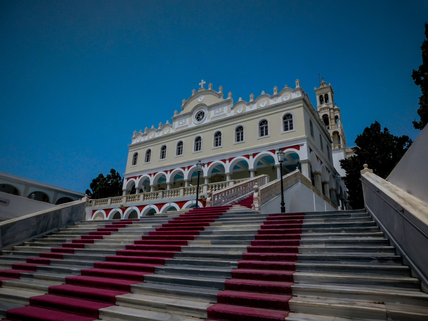 Δεκαπενταύγουστος: Οι παραδόσεις και τα έθιμα για την Κοίμηση της Θεοτόκου σε κάθε γωνιά της Ελλάδας