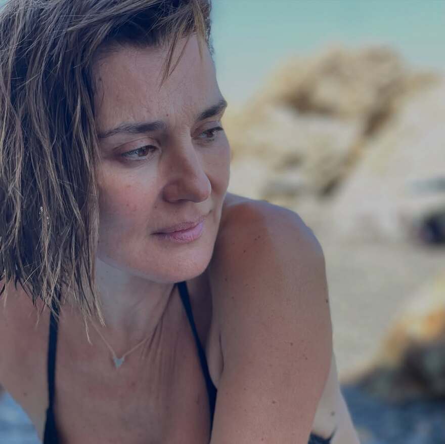 H Μαρία Ναυπλιώτου φωτογραφίζεται με μαγιό και μιλά για τον «αντιφατικό Αύγουστο» με στίχους του Ελύτη
