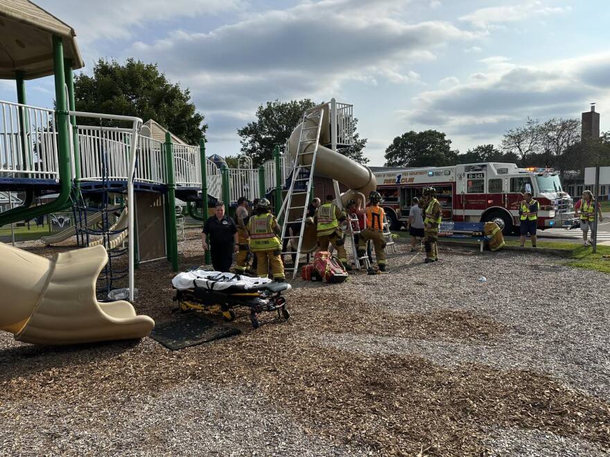 Περιπέτεια για 40χρονο στο Κονέκτικατ - Εγκλωβίστηκε σε τσουλήθρα, δείτε φωτογραφίες