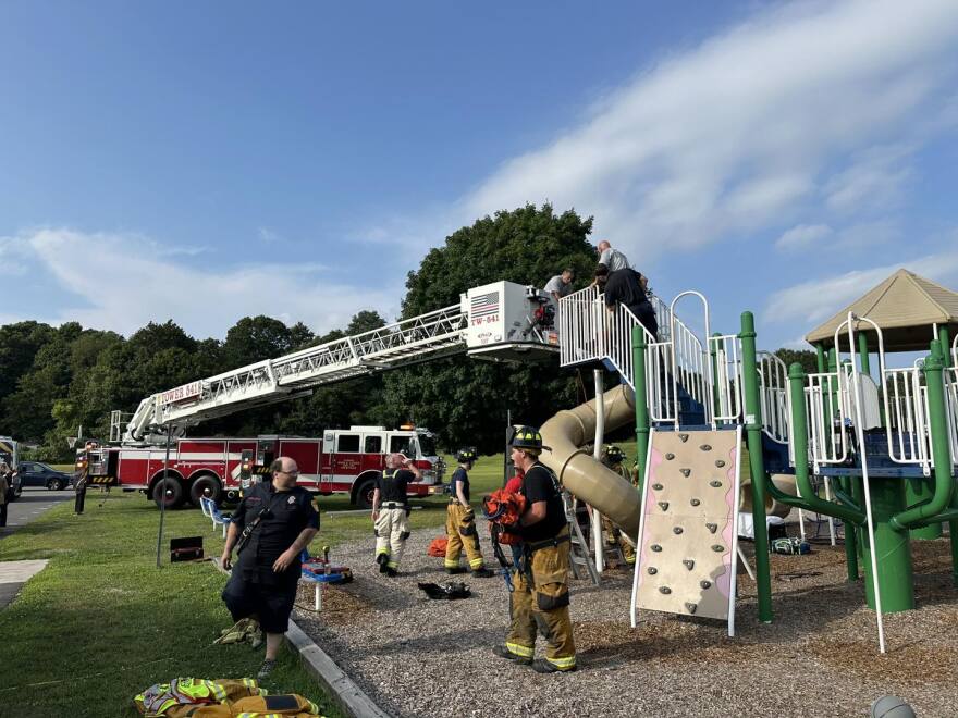 Περιπέτεια για 40χρονο στο Κονέκτικατ - Εγκλωβίστηκε σε τσουλήθρα, δείτε φωτογραφίες