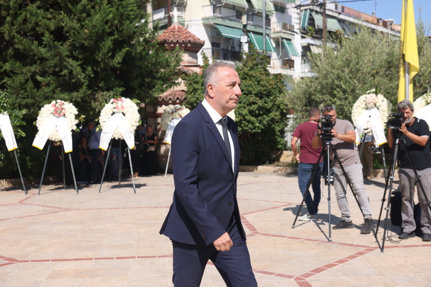 Θλίψη στην κηδεία του Απόστολου Βεσυρόπουλου - Οι παρουσίες και ο επικήδειος Μητσοτάκη: «Ψηλέ, θα μας λείψεις...»