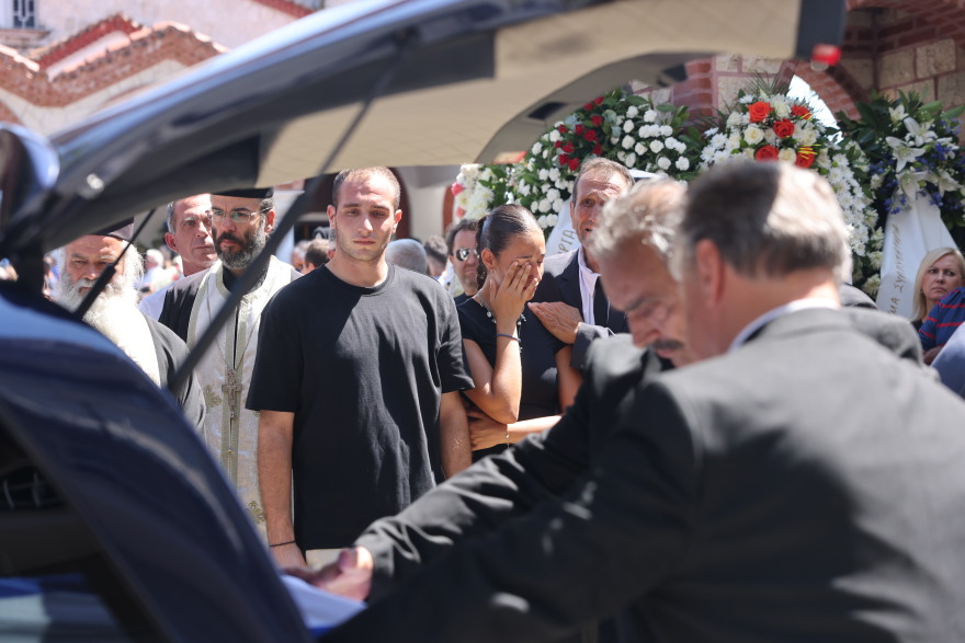 Θλίψη στην κηδεία του Απόστολου Βεσυρόπουλου - Οι παρουσίες και ο επικήδειος Μητσοτάκη: «Ψηλέ, θα μας λείψεις...»