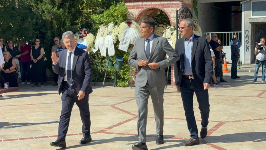 Θρήνος για τον Απόστολο Βεσυρόπουλο: Πλήθος κόσμου στην κηδεία του – Τυλιγμένο με την ελληνική σημαία το φέρετρό του 33 vesyropoylos-13