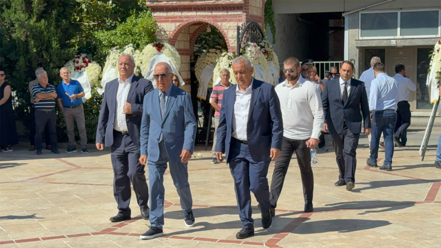 Θρήνος για τον Απόστολο Βεσυρόπουλο: Πλήθος κόσμου στην κηδεία του – Τυλιγμένο με την ελληνική σημαία το φέρετρό του 34 vesyropoylos-14