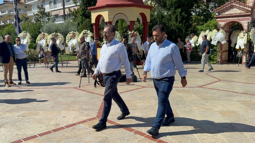 Θρήνος για τον Απόστολο Βεσυρόπουλο: Πλήθος κόσμου στην κηδεία του – Τυλιγμένο με την ελληνική σημαία το φέρετρό του 31 vesyropoylos-15