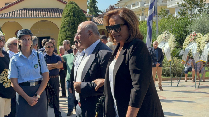 Θρήνος για τον Απόστολο Βεσυρόπουλο: Πλήθος κόσμου στην κηδεία του – Τυλιγμένο με την ελληνική σημαία το φέρετρό του 35 vesyropoylos-16