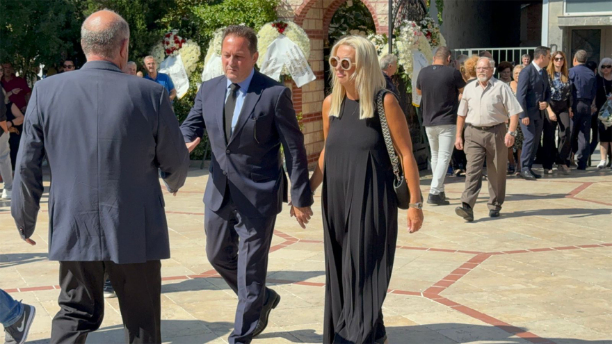 Θρήνος για τον Απόστολο Βεσυρόπουλο: Πλήθος κόσμου στην κηδεία του – Τυλιγμένο με την ελληνική σημαία το φέρετρό του 32 vesyropoylos-17