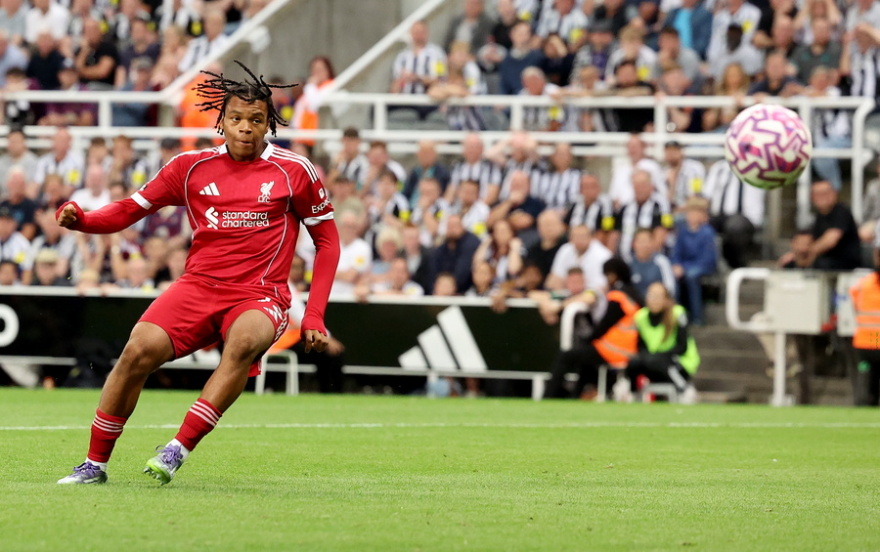 Premier League: Ματς γκραν-γκινιολ στο «Σεντ Τζέιμς Παρκ» με έναν 16χρονο να λυτρώνει τη Λίβερπουλ, 3-2 τη Νιούκαστλ - Δείτε τα γκολ