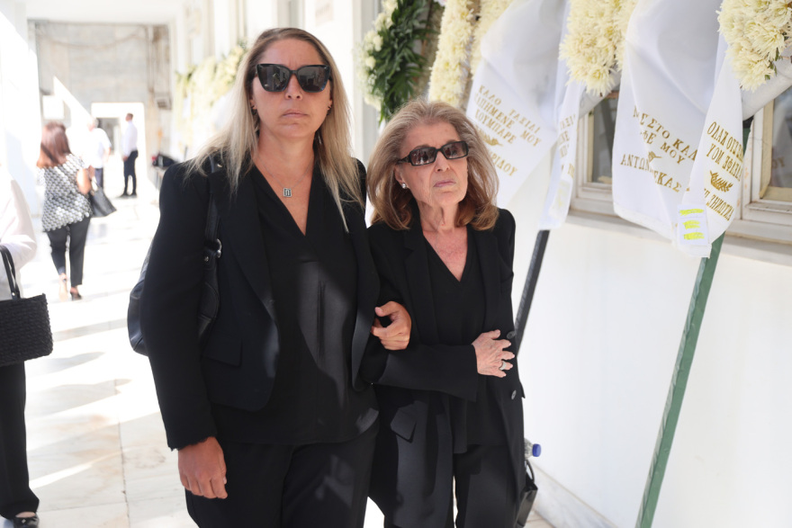 Το τελευταίο αντίο στον Δημήτρη Κωνσταντάρα στο Α' Νεκροταφείο - Δείτε φωτογραφίες