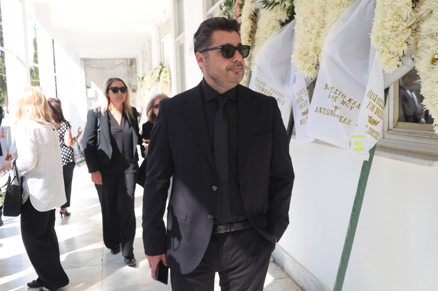 Το τελευταίο αντίο στον Δημήτρη Κωνσταντάρα στο Α’ Νεκροταφείο Το τελευταίο αντίο στον Δημήτρη Κωνσταντάρα στο Α’ Νεκροταφείο