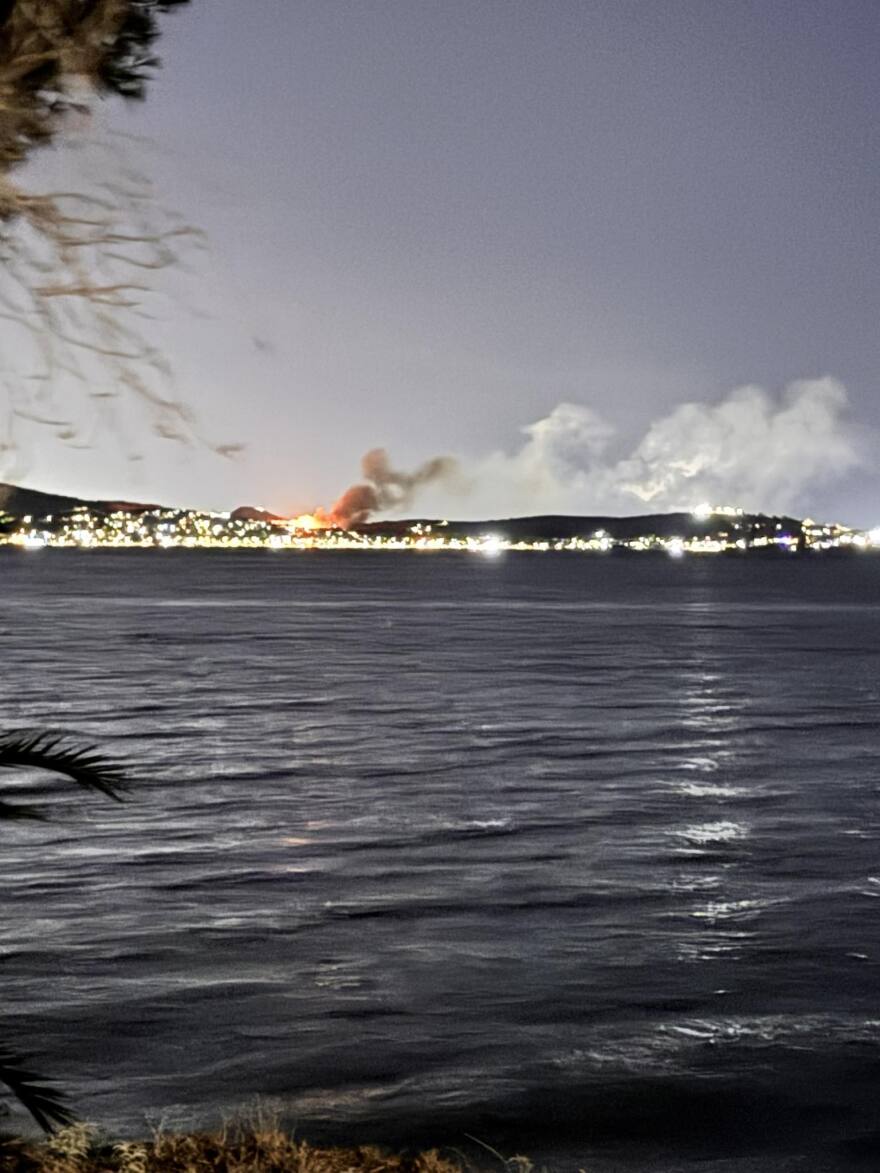 Οριοθετήθηκε η φωτιά στο Βρωμοπούσι Σαλαμίνας, χωρίς ενεργό μέτωπο