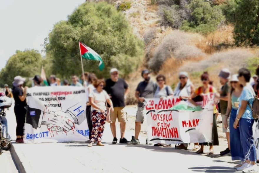 Ηράκλειο: Διαδηλωτές με πανό υπέρ της Παλαιστίνης μπροστά στο κρουαζιερόπλοιο Crown Iris 