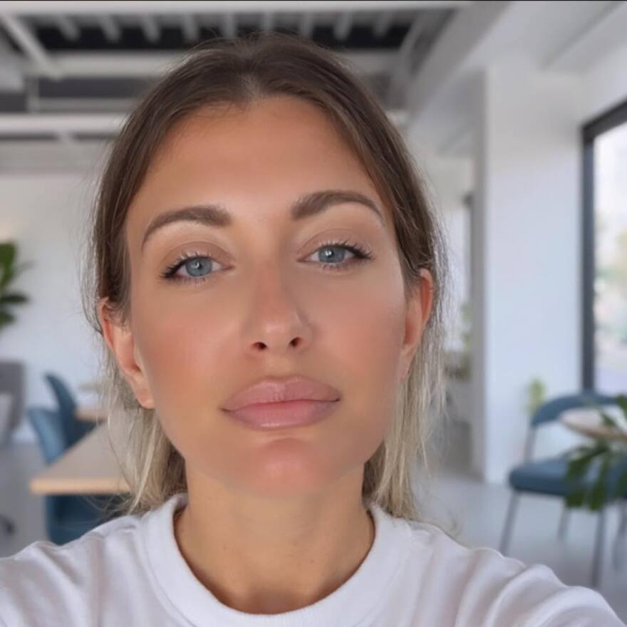 Η Άννα Μαρία είναι 35 ετών και πολύ εντυπωσιακή, αποκάλυψε η Αντωνά για τη νέα σύντροφο του Αϊβάζη
