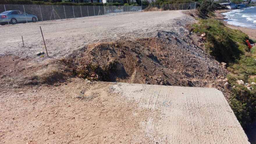 Εκχερσώσεις στην παραλία της Νέας Μάκρης για την κατασκευή αντλιοστάσιου λυμάτων του βιολογικού καθαρισμού 