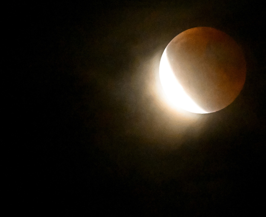 Το «ματωμένο φεγγάρι» φώτισε τον ελληνικό ουρανό - Δείτε φωτογραφίες από την έκλειψη