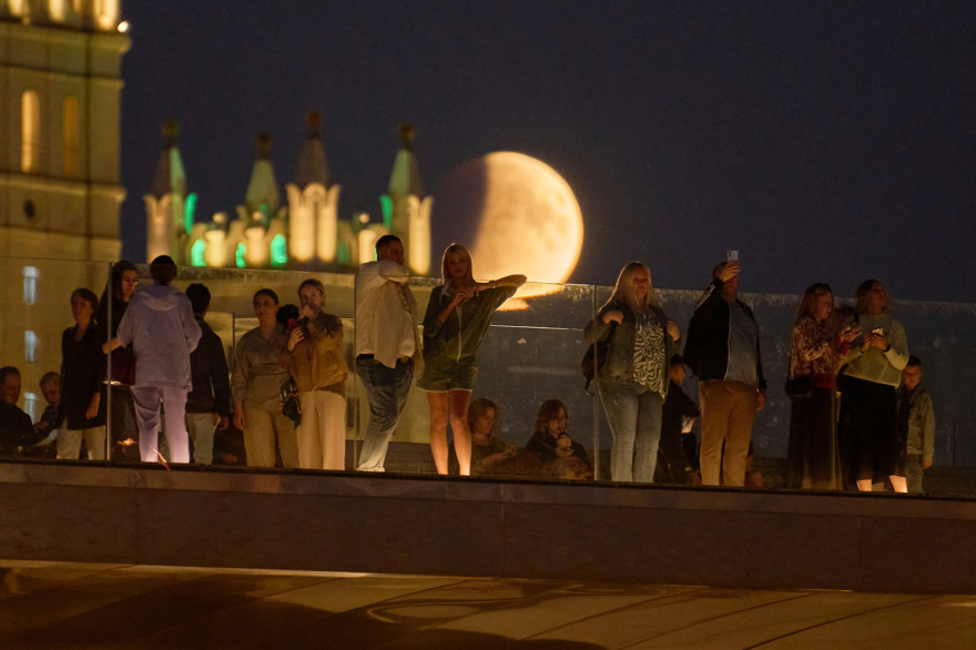 Το «ματωμένο φεγγάρι» φώτισε τον ελληνικό ουρανό - Δείτε φωτογραφίες από την έκλειψη