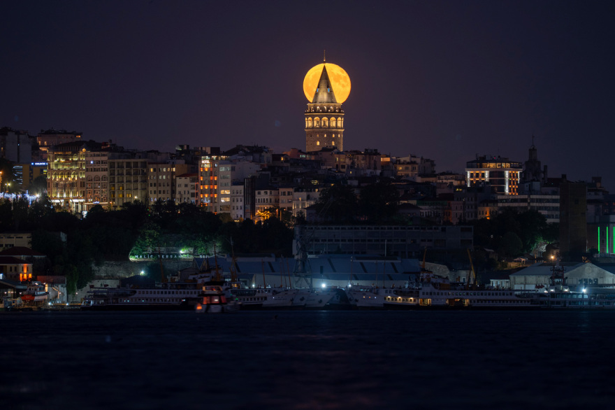 Το «ματωμένο φεγγάρι» φώτισε τον ελληνικό ουρανό - Δείτε φωτογραφίες από την έκλειψη