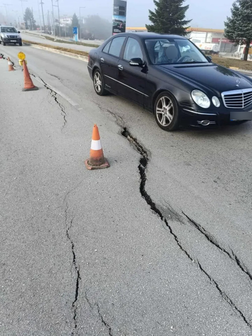 Καθίζηση στην Εθνική Ιωαννίνων – Αθηνών  κοντά στον κόμβο της Πεδινής: Σε κίνδυνο και η δεύτερη λωρίδα κυκλοφορίας