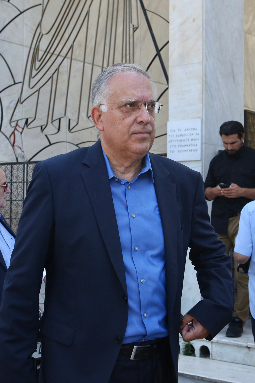 Μνημόσυνο για τη Λένα Σαμαρά - Οικογένεια και φίλοι βρέθηκαν στο Α’ Νεκροταφείο, δείτε βίντεο