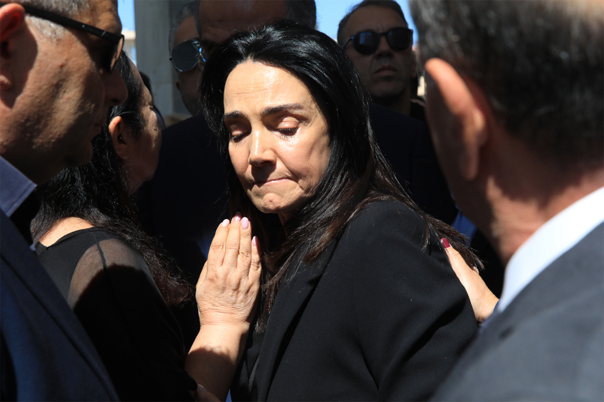Μνημόσυνο για τη Λένα Σαμαρά - Οικογένεια και φίλοι βρέθηκαν στο Α’ Νεκροταφείο, δείτε βίντεο