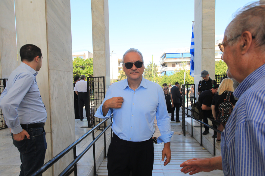 Μνημόσυνο για τη Λένα Σαμαρά - Οικογένεια και φίλοι βρέθηκαν στο Α’ Νεκροταφείο, δείτε βίντεο