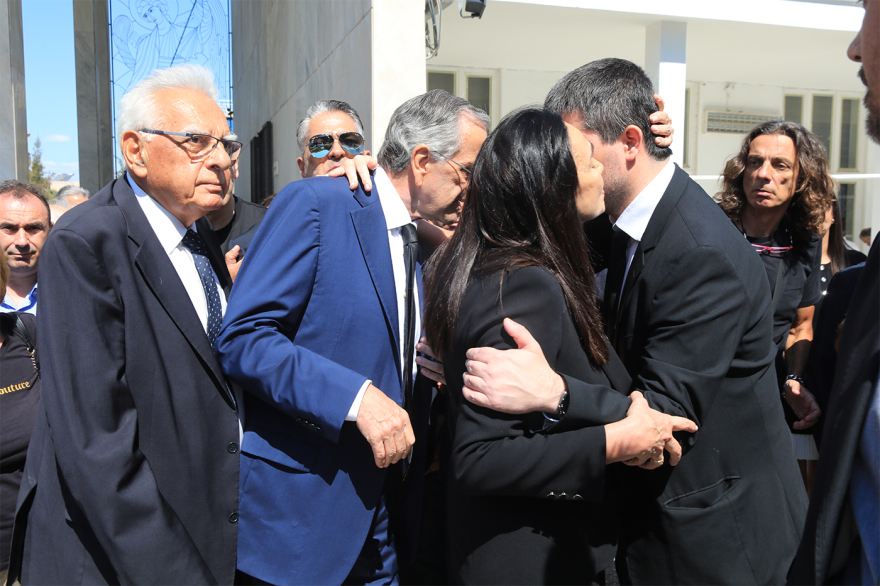 Μνημόσυνο για τη Λένα Σαμαρά - Οικογένεια και φίλοι βρέθηκαν στο Α’ Νεκροταφείο, δείτε βίντεο