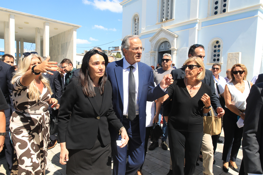 Μνημόσυνο για τη Λένα Σαμαρά - Οικογένεια και φίλοι βρέθηκαν στο Α’ Νεκροταφείο, δείτε βίντεο