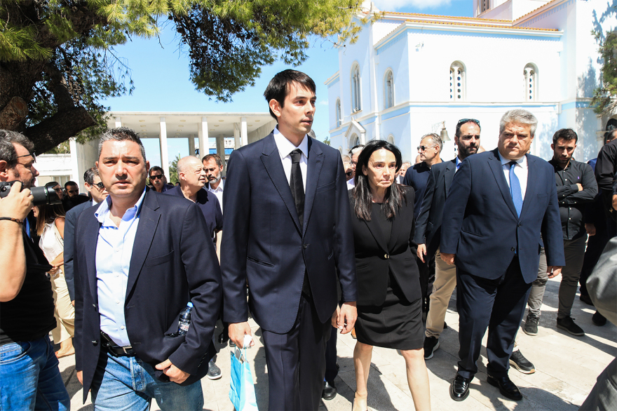 Μνημόσυνο για τη Λένα Σαμαρά - Οικογένεια και φίλοι βρέθηκαν στο Α’ Νεκροταφείο, δείτε βίντεο