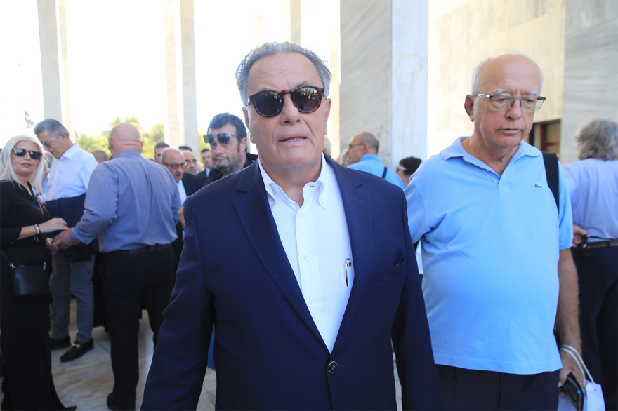 Μνημόσυνο για τη Λένα Σαμαρά - Οικογένεια και φίλοι βρέθηκαν στο Α’ Νεκροταφείο, δείτε βίντεο