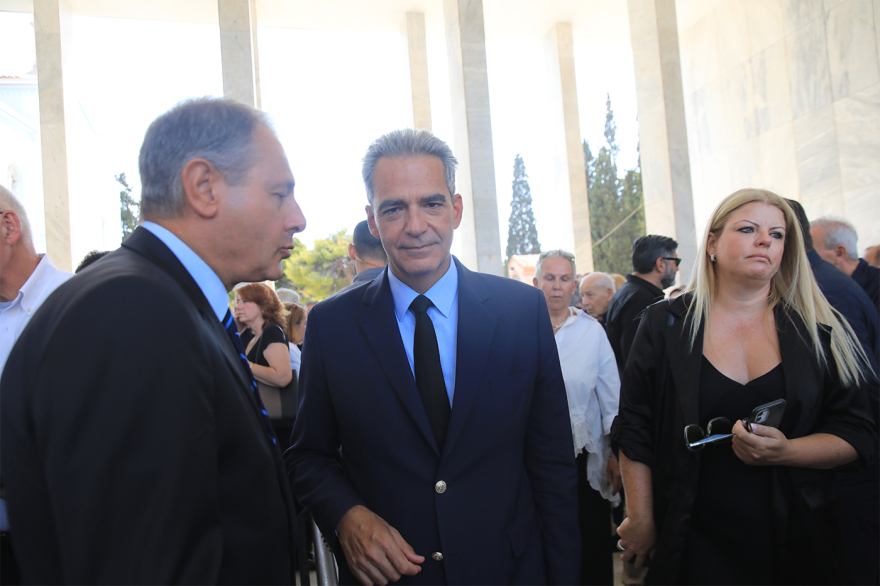 Μνημόσυνο για τη Λένα Σαμαρά - Οικογένεια και φίλοι βρέθηκαν στο Α’ Νεκροταφείο, δείτε βίντεο