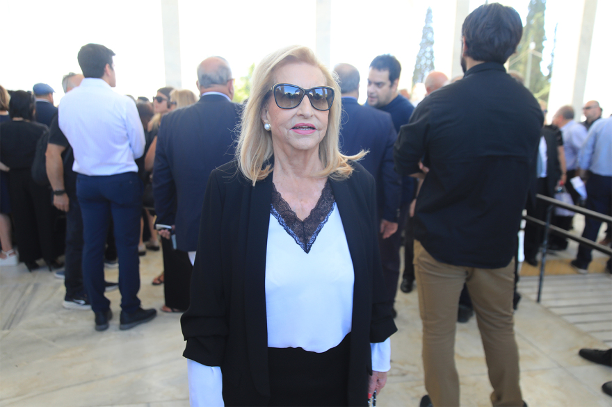 Μνημόσυνο για τη Λένα Σαμαρά - Οικογένεια και φίλοι βρέθηκαν στο Α’ Νεκροταφείο, δείτε βίντεο